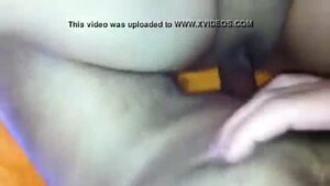 Трахает красивую турецкую бабу большим членом в лысую киску